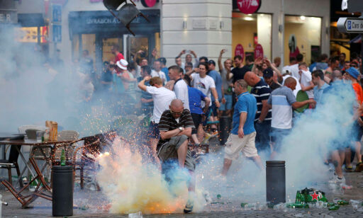 Voldelige sammenstøt i Marseille - politiet bruker tåregass mot England-supportere