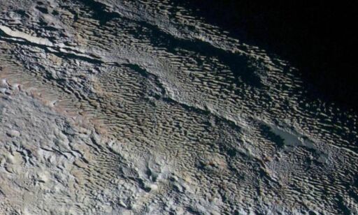 «Slangeskinn» og «drageskjell» oppdaget på Pluto