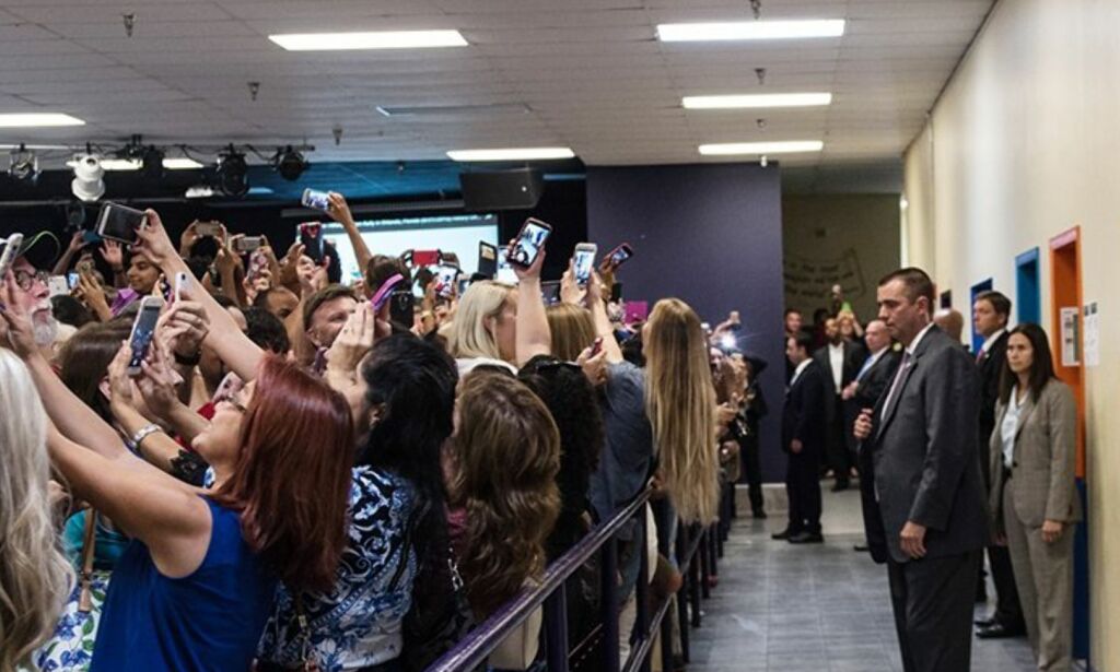 Snur ryggen til Clinton for å ta selfie med henne: - 2016, folkens