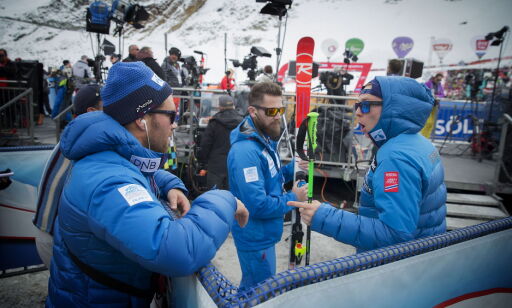 Sölden 2016102: Henrik Kristoffersen sammen med fysisk trener Lars Mæland og Espen Graffetter å ha endt på 8.plass i st orslalom under verdenscupåpningen i alpint i Sölden. Foto: Bjørn Langsem / Dagbladet