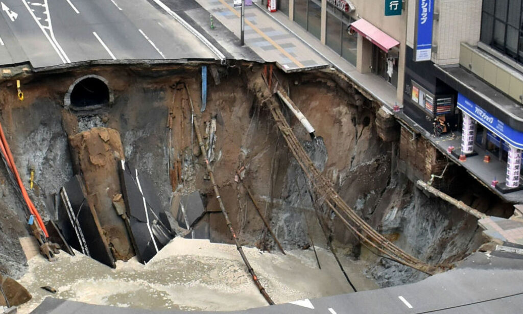 Her svelger et enormt synkehull det travle veikrysset