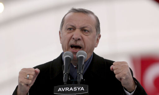 Nederland nekter Tyrkias utenriksminister å lande. Erdogan i svart: - Nazi-etterkommere og fascister