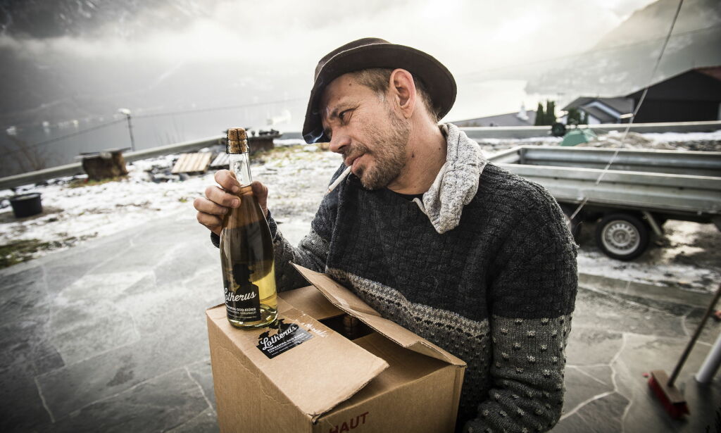 20160118 Odda: Leif Einar Lothe og samboer Randi Sørum hjemme i Odda. Lothepus, kjendis-farmen. Fjorden Cowboys, Katt Hund Foto: Lars Eivind Bones / Dagbladet
