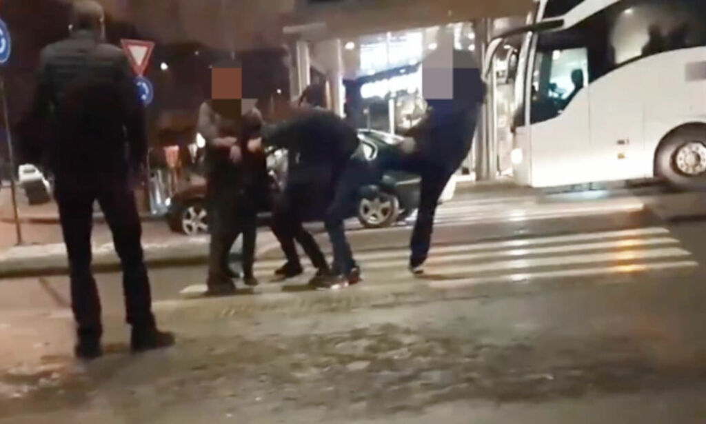 Her slåss de med hammer midt i Oslo sentrum