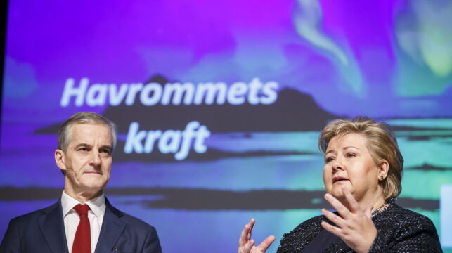 OSLO 20170104.
Statsminister Erna Solberg og leder i Arbeiderpartiet Jonas Gahr Støre deltar på årets første valgdebatt under Nord i Sør konferansen i Oslo. Tema er nordområdene og havrommets kraft.
Foto: Heiko Junge / NTB scanpix