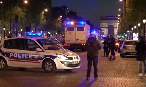 Reuters: Nye skudd avfyrt i Paris. To politimenn skal være skutt og drept på Champs-Élysées i Paris