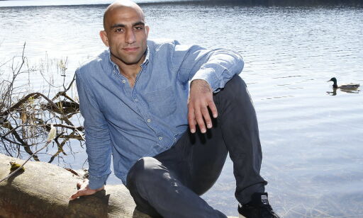 Han er høyt utdannet og kalles «professor'n». Lørdag slåss han i MMA-buret