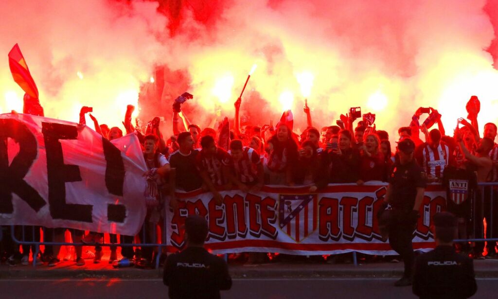 Atlético-fansen brøt ut i spontan applaus da dette synet møtte dem utenfor hotellet