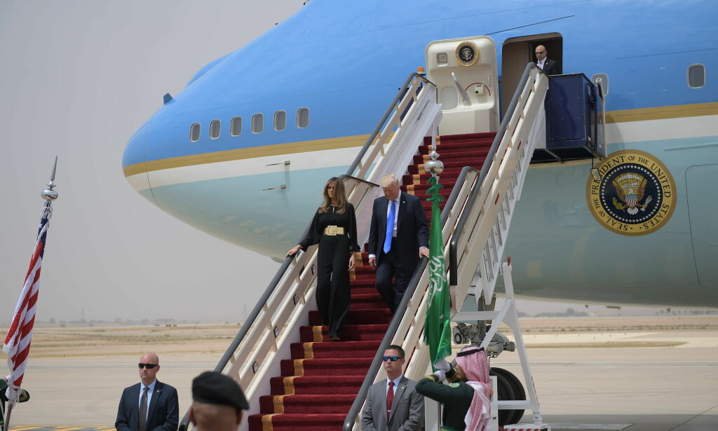 Trump flyr fra skandalene på hjemmebane. Her tas han imot som en helt