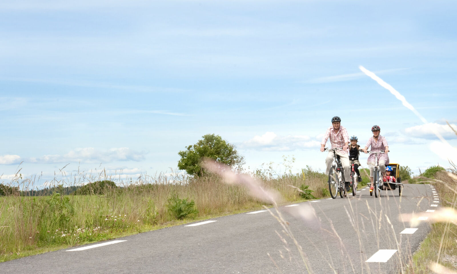 IDYLL: Terrenget i Halland innbyr til avslappet sykling for hele familien. Dere trenger ikke ta med egne sykler – det leier du underveis! Foto: Adde/Region Halland IDYLL: Terrenget i Halland innbyr til avslappet sykling for hele familien. Dere trenger ikke ta med egne sykler – det leier du underveis! Foto: Adde/Region Halland