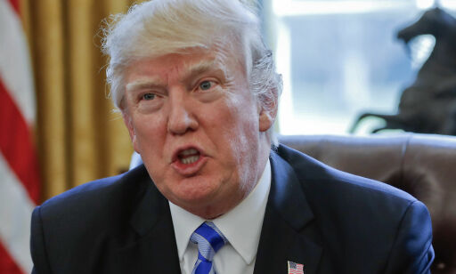Donald Trump skapte Twitter-storm da han bommet på tastaturet. Nå svarer han