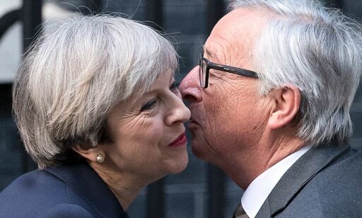 Theresa May detter ned av hesten «Brexit»