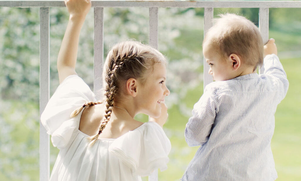 Det svenske kongehuset feirer midtsommer med helt ferske bilder av prinsesse Estelle og prins Oscar