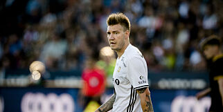 Da alle RBK-spillerne jublet, sto Bendtner igjen helt alene for seg selv. Nå hylles han