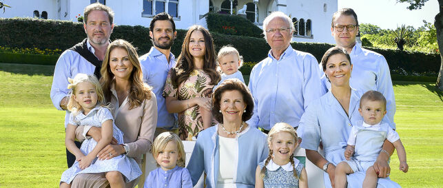 Den svenske kongefamilien delte nytt familiebilde. Men ikke alle fikk med seg kleskoden ...