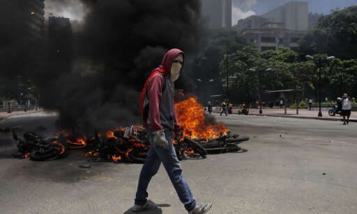 «Krig» i gatene i Venezuela på valgdagen: - Steg mot et diktatur