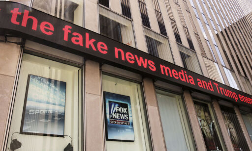 Tidligere Fox-kommentator saksøker TV-kanalen: - Fox lagde falske nyheter for å fremme Trumps agenda