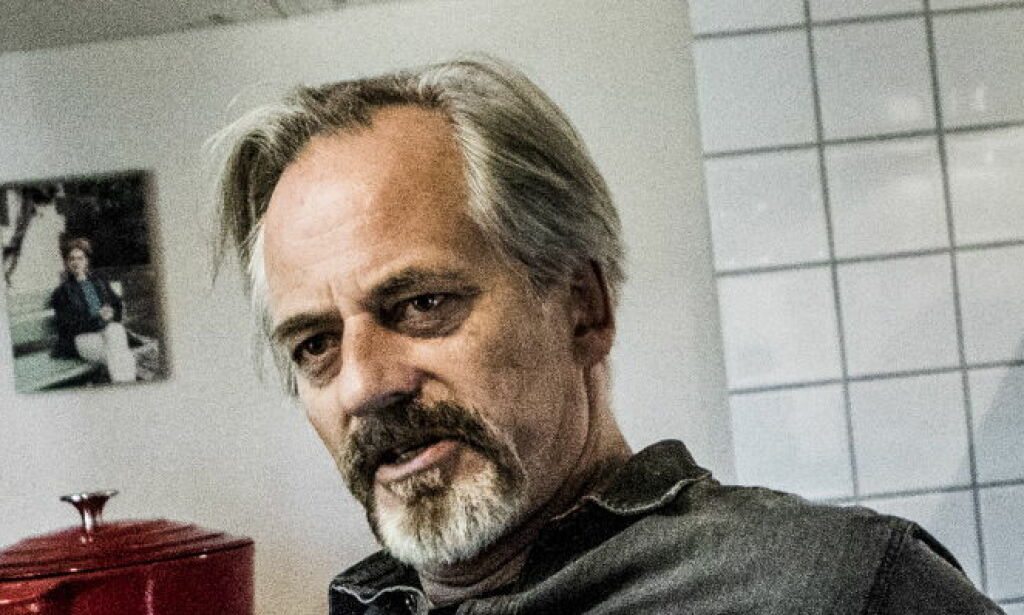 Han dreper og voldtar på scenen, men håper ingen forlater teatret når han starter sin voldsorgie