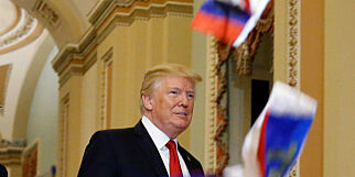 Demonstrant kastet russisk flagg på Donald Trump, anklaget ham for forræderi