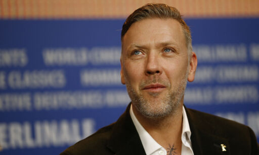 Mikael Persbrandt leser nyåret inn på SVT. 100 kvinner protesterer