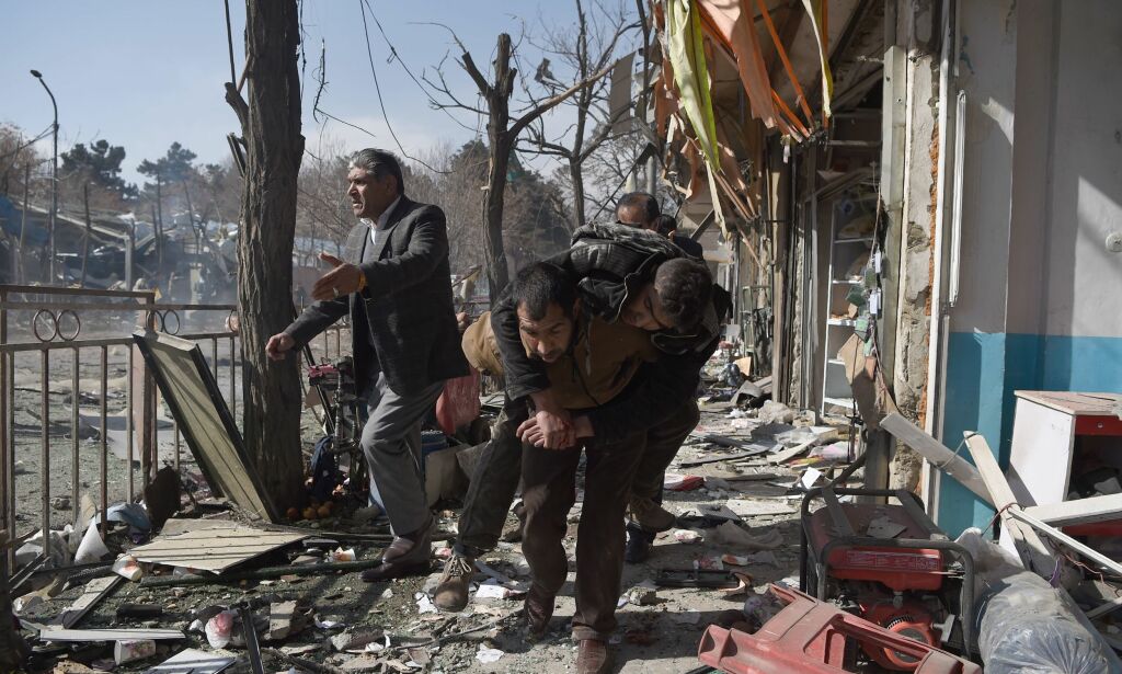 Afghan volunteers carry the body at the seine of a car bomb exploded in front of the old Ministry of Interior in Kabul on January 27,2018.
An ambulance packed with explosives blew up in a crowded area of Kabul on January 27, killing at least 17 people and wounding 110 others, officials said, in an attack claimed by the Taliban.
/ AFP PHOTO / WAKIL KOHSAR