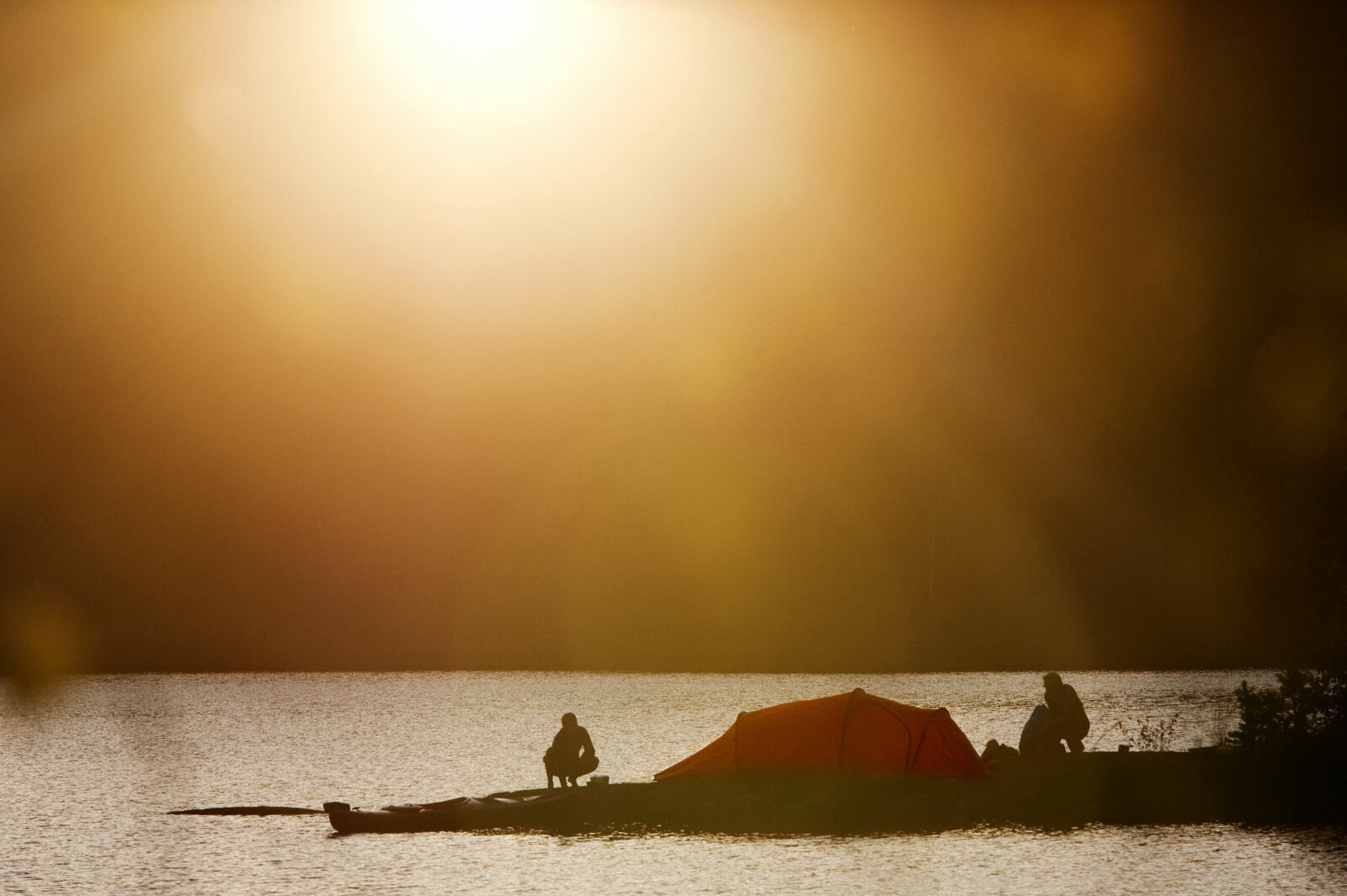 KAJAKK-EVENTYR: I Dalsland får du leid dobbelkajakk, så barna kan være med på padlingen. Overnatt i telt for en magisk sommeropplevelse. Foto: Roger Borgelid KAJAKK-EVENTYR: I Dalsland får du leid dobbelkajakk, så barna kan være med på padlingen. Overnatt i telt for en magisk sommeropplevelse. Foto: Roger Borgelid