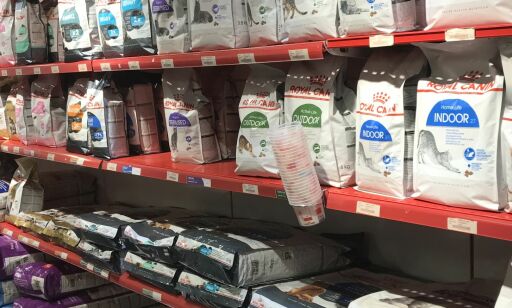 Pristest: Dette kan du spare på å kjøpe hunde- og kattemat i Sverige