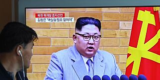 TOPSHOT - A man watches a television news showing a file footage of North Korean leader Kim Jong Un, at a railway station in Seoul on April 21, 2018.
North Korean leader Kim Jong Un said he would halt nuclear tests and intercontinental missile launches, in an announcement welcomed by US President Donald Trump ahead of a much-anticipated summit between the two men. / AFP PHOTO / Jung Yeon-je