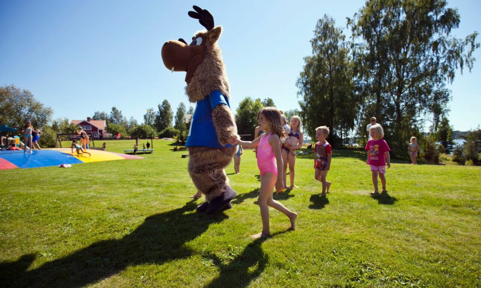 BARNEVENNLIG: Campingmaskoten er alle barns gode venn. Foto: Øvind Lund BARNEVENNLIG: Campingmaskoten er alle barns gode venn. Foto: Øvind Lund