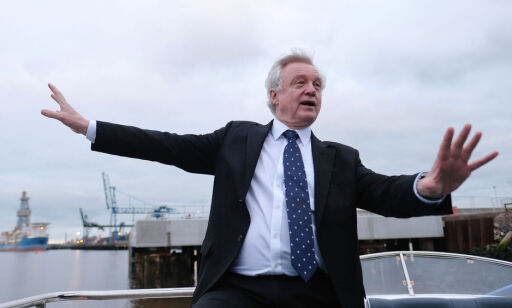 Britenes Brexit-minister trekker seg