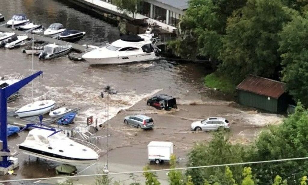 Demning brast i Bergen: - Vannet bare fosser ned
