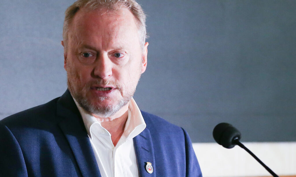 - Å høre Raymond frikjenne seg selv og sin egen byråd er som å høre Trump kommentere Russland-anklagene