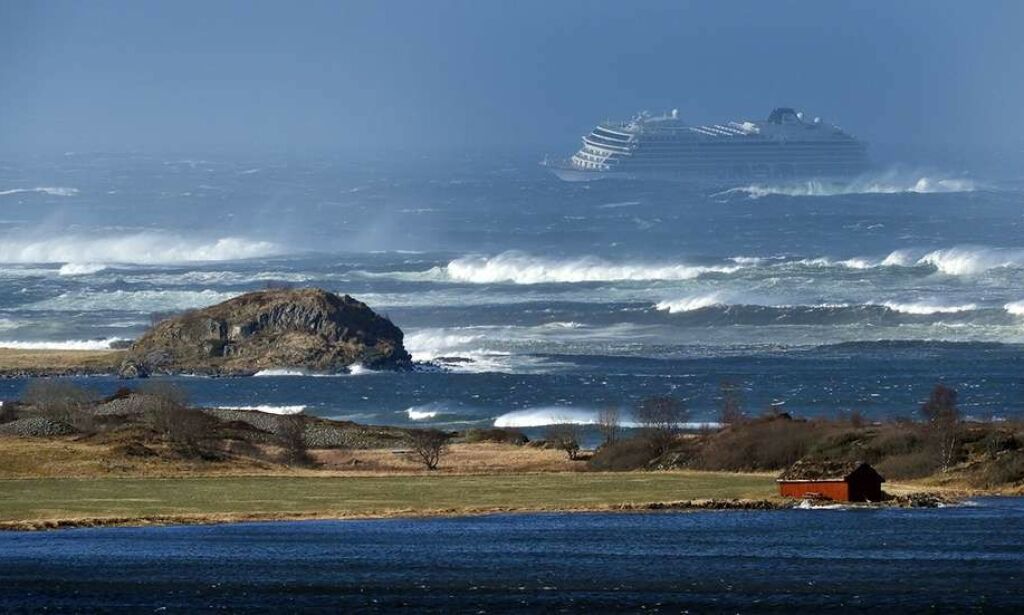 Cruiseskip har sendt ut mayday - 1300 passasjerer evakueres