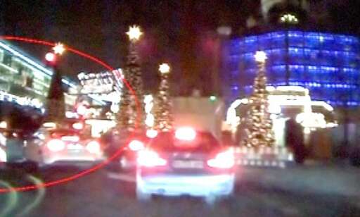 Her kjører lastebilen inn i julemarkedet i Berlin
